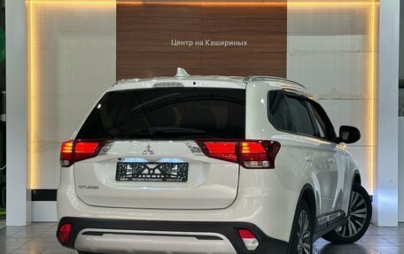 Mitsubishi Outlander III рестайлинг 3, 2021 год, 2 390 000 рублей, 4 фотография
