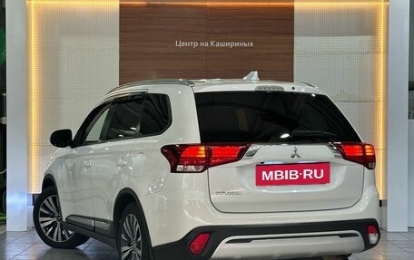 Mitsubishi Outlander III рестайлинг 3, 2021 год, 2 390 000 рублей, 6 фотография