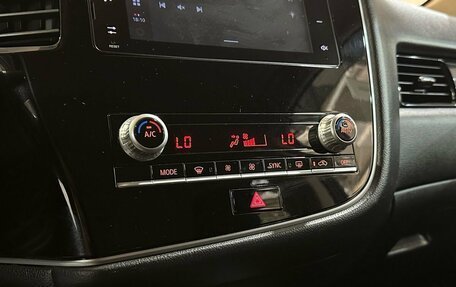Mitsubishi Outlander III рестайлинг 3, 2021 год, 2 390 000 рублей, 14 фотография