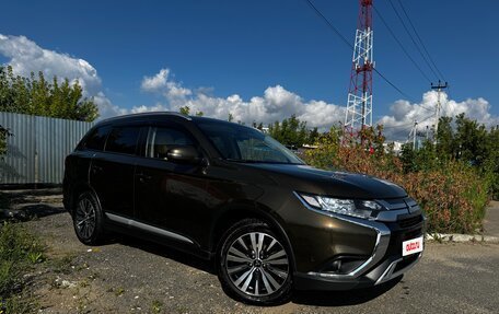 Mitsubishi Outlander III рестайлинг 3, 2019 год, 2 300 000 рублей, 3 фотография