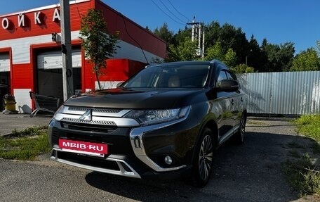 Mitsubishi Outlander III рестайлинг 3, 2019 год, 2 300 000 рублей, 9 фотография