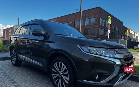 Mitsubishi Outlander III рестайлинг 3, 2019 год, 2 300 000 рублей, 2 фотография