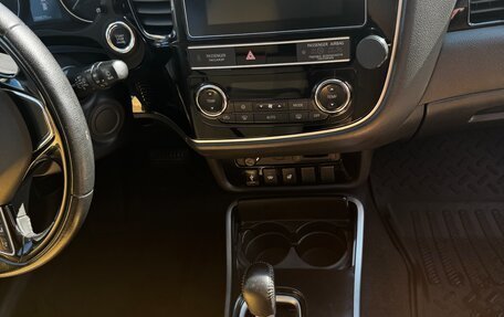 Mitsubishi Outlander III рестайлинг 3, 2019 год, 2 300 000 рублей, 16 фотография