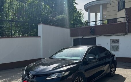 Toyota Camry, 2021 год, 2 300 000 рублей, 1 фотография