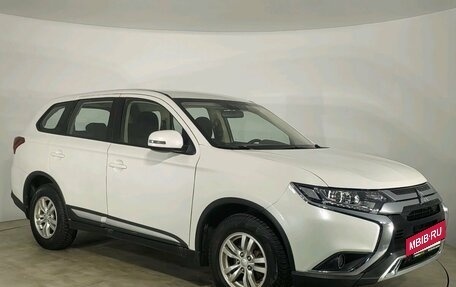 Mitsubishi Outlander III рестайлинг 3, 2020 год, 1 999 000 рублей, 3 фотография
