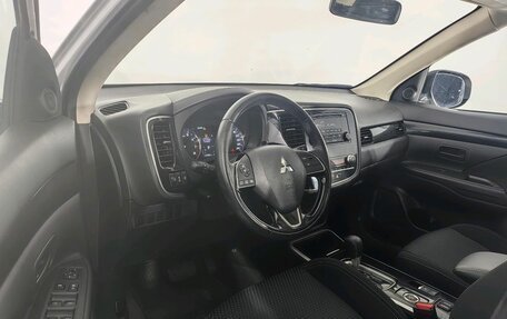 Mitsubishi Outlander III рестайлинг 3, 2020 год, 1 999 000 рублей, 9 фотография