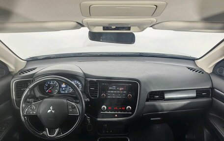 Mitsubishi Outlander III рестайлинг 3, 2020 год, 1 999 000 рублей, 10 фотография