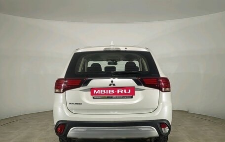 Mitsubishi Outlander III рестайлинг 3, 2020 год, 1 999 000 рублей, 6 фотография