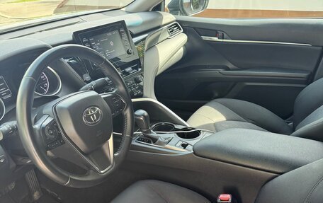 Toyota Camry, 2021 год, 2 300 000 рублей, 8 фотография