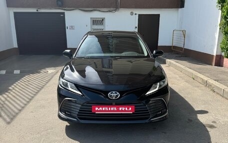 Toyota Camry, 2021 год, 2 300 000 рублей, 2 фотография
