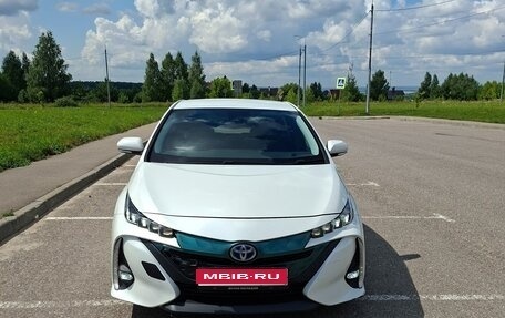 Toyota Prius IV XW50, 2017 год, 1 900 000 рублей, 1 фотография