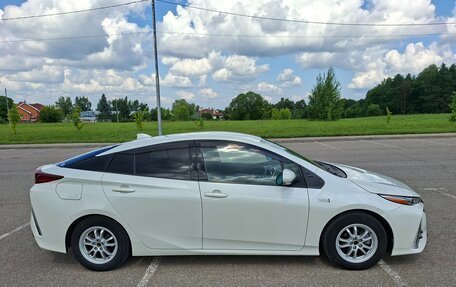 Toyota Prius IV XW50, 2017 год, 1 900 000 рублей, 3 фотография