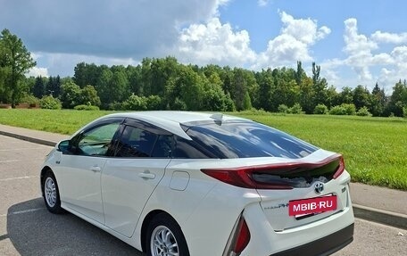Toyota Prius IV XW50, 2017 год, 1 900 000 рублей, 5 фотография