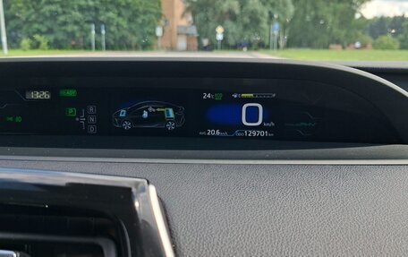 Toyota Prius IV XW50, 2017 год, 1 900 000 рублей, 13 фотография