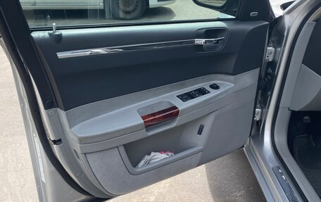 Chrysler 300C II, 2006 год, 2 000 000 рублей, 10 фотография