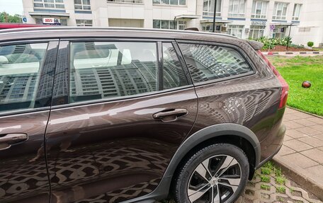 Volvo V60 Cross Country II, 2021 год, 5 000 000 рублей, 10 фотография