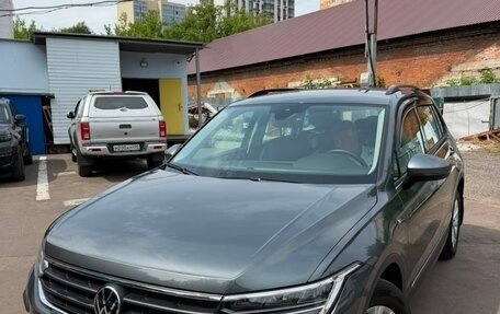 Volkswagen Tiguan II, 2021 год, 3 190 000 рублей, 2 фотография