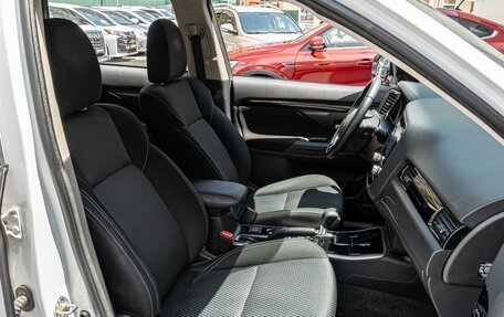 Mitsubishi Outlander III рестайлинг 3, 2021 год, 2 670 000 рублей, 8 фотография