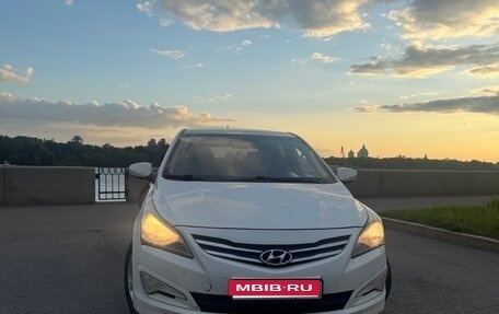 Hyundai Solaris II рестайлинг, 2015 год, 690 000 рублей, 1 фотография