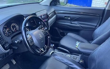 Mitsubishi Outlander III рестайлинг 3, 2015 год, 1 350 000 рублей, 3 фотография