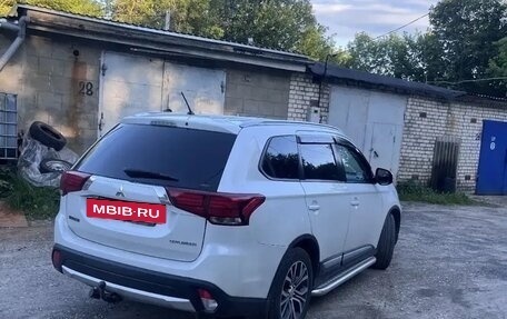 Mitsubishi Outlander III рестайлинг 3, 2015 год, 1 350 000 рублей, 6 фотография