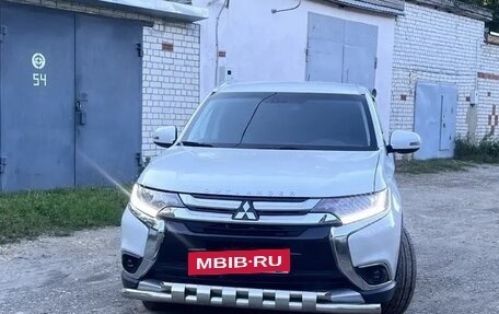 Mitsubishi Outlander III рестайлинг 3, 2015 год, 1 350 000 рублей, 2 фотография