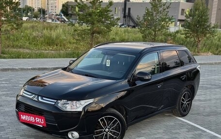Mitsubishi Outlander III рестайлинг 3, 2013 год, 1 335 000 рублей, 3 фотография