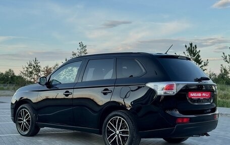 Mitsubishi Outlander III рестайлинг 3, 2013 год, 1 335 000 рублей, 6 фотография