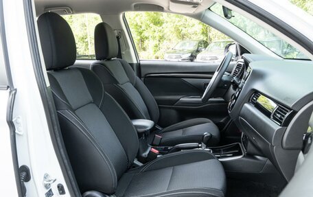 Mitsubishi Outlander III рестайлинг 3, 2019 год, 2 090 000 рублей, 10 фотография