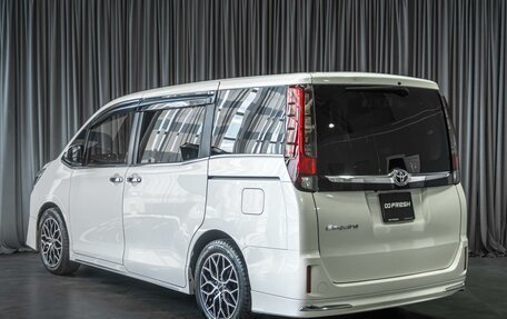 Toyota Esquire I, 2015 год, 1 999 000 рублей, 2 фотография