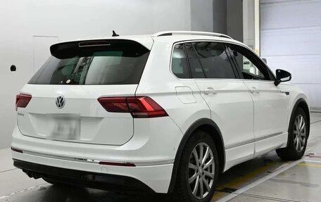 Volkswagen Tiguan II, 2018 год, 2 690 000 рублей, 2 фотография