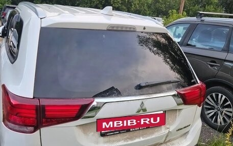 Mitsubishi Outlander III рестайлинг 3, 2018 год, 1 100 000 рублей, 6 фотография