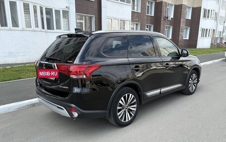 Mitsubishi Outlander III рестайлинг 3, 2019 год, 2 550 000 рублей, 6 фотография