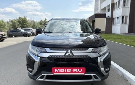 Mitsubishi Outlander III рестайлинг 3, 2019 год, 2 550 000 рублей, 2 фотография