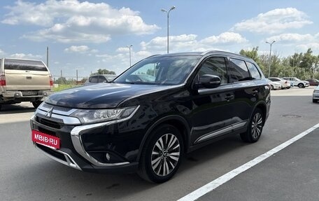 Mitsubishi Outlander III рестайлинг 3, 2019 год, 2 550 000 рублей, 3 фотография