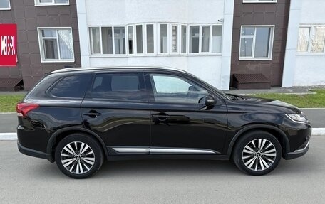 Mitsubishi Outlander III рестайлинг 3, 2019 год, 2 550 000 рублей, 7 фотография