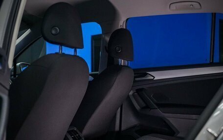 Volkswagen Tiguan II, 2021 год, 2 390 000 рублей, 13 фотография