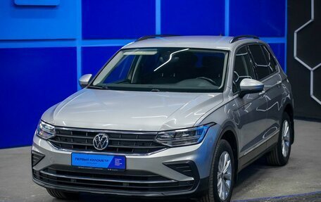 Volkswagen Tiguan II, 2021 год, 2 390 000 рублей, 2 фотография