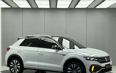 Volkswagen T-Roc I, 2023 год, 2 300 000 рублей, 2 фотография