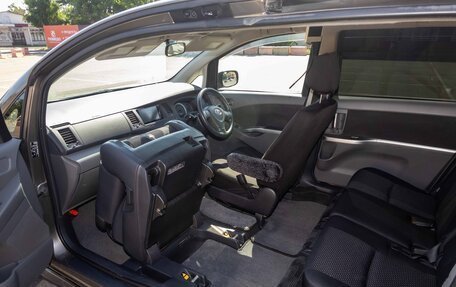 Toyota ISis I, 2010 год, 850 000 рублей, 7 фотография
