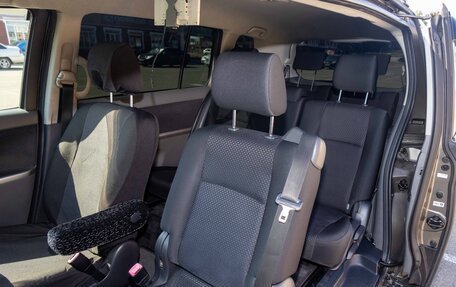 Toyota ISis I, 2010 год, 850 000 рублей, 10 фотография