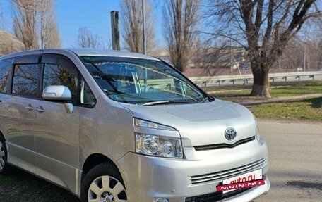 Toyota Voxy II, 2008 год, 1 180 000 рублей, 4 фотография