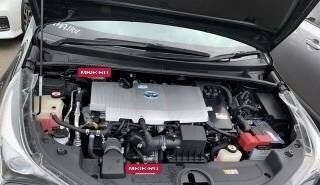 Toyota Prius IV XW50, 2017 год, 1 570 000 рублей, 8 фотография