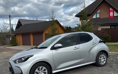 Toyota Yaris, 2020 год, 1 099 999 рублей, 3 фотография