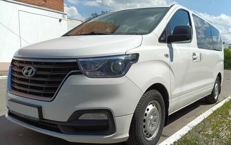 Hyundai H-1 II рестайлинг, 2021 год, 3 099 000 рублей, 2 фотография