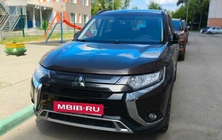 Mitsubishi Outlander III рестайлинг 3, 2021 год, 2 603 000 рублей, 4 фотография