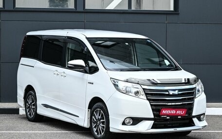 Toyota Noah III, 2014 год, 1 849 000 рублей, 1 фотография