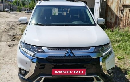 Mitsubishi Outlander III рестайлинг 3, 2019 год, 2 480 000 рублей, 1 фотография