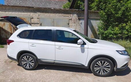 Mitsubishi Outlander III рестайлинг 3, 2019 год, 2 480 000 рублей, 2 фотография