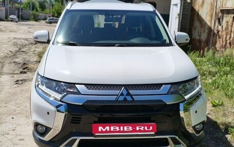 Mitsubishi Outlander III рестайлинг 3, 2019 год, 2 480 000 рублей, 13 фотография